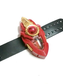 อุปกรณ์แปลงร่าง เมบิอุสเบรส จากอุลตร้าแมน #เมบิอุส ขนาดเล็ก พร้อมสายรัดข้อมือ *****ไม่ใช่งาน DX เป็นงาน SP กดปุ่ม มีไฟ มีสายข้อมือสีดำเป็นยาง มือสองสภาพดี ไฟติดปกติ ขนาดตามภาพ