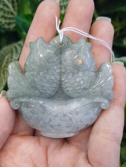 หยกแกะสลัก ปลาคู่ หยก พม่า แท้ (Burmese jadeite) พลอยแท้ อัญมณีมงคลประจําวันเกิด เครื่องประดับพลอย
