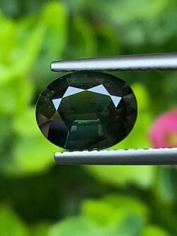 พลอย เขียวส่อง Green Sapphire 2.00 กะรัต (Cts.) ดิบ Unheated พลอยแท้ อัญมณีมงคลประจําวันเกิด เครื่องประดับพลอย