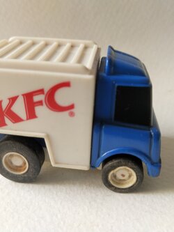 มือ2 ของเล่นของสะสมขนาดเล็ก ตามภาพ รถตู้พิมพ์ลายKFC เปิดท้ายได้