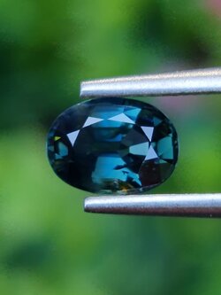 พลอย เขียวส่อง Green Sapphire 1.03 กะรัต (Cts.) ดิบ Unheated พลอยแท้ อัญมณีมงคลประจําวันเกิด เครื่องประดับพลอย