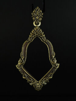 (แบบที่20.2) กรอบเนื้อบรอนซ์ชุบซาติน สำหรับองค์พระขนาด ความสูง 3.9 เซนติเมตร ความกว้าง 2.6 เซนติเมตร