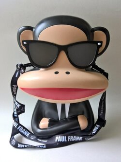 ใหม่ แกะแพ็คเพื่อถ่ายรูป ของสะสม ถังข้าวโพด ลิงปากแดง ใส่ชุดสูท "พอล แฟร้งค์ Paul Frank" พร้อมสายสะพาย จากเมเจอร์ ซีเนเพล็ก Major Cineplex ขนาดประมาณ 30*27 cm.