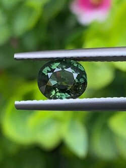 พลอย เขียวส่อง Green Sapphire 1.14 กะรัต (Cts.) พลอยแท้ อัญมณีมงคลประจําวันเกิด เครื่องประดับพลอย