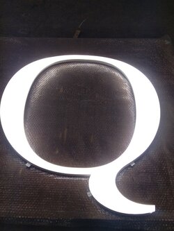 ป้ายอักษรไฟออกรอบตัว '' Q ''