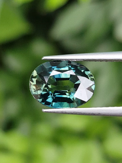 พลอย เขียวส่อง Green Sapphire 3.07 กะรัต (Cts.) พร้อมใบเซอร์ พลอยแท้ อัญมณีมงคลประจําวันเกิด เครื่องประดับพลอย