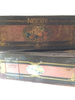 ของสะสม กล่องสังกะสี **มีคราบสนิมทั้งใบตามภาพ (กล่องโลหะ) กล่องเนสกาแฟเก่า "NESCAFE EXTRA กาแฟสำเร็จรูป 100%". **กรุณาเลือก 1 หรือ 2