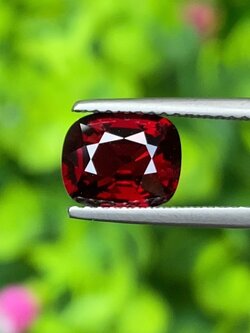 พลอย สปิเนล (Spinel) 2.11 กะรัต (Cts.) ดิบ (Unheated) พร้อมใบเซอร์ พลอยแท้ อัญมณีมงคลประจําวันเกิด เครื่องประดับพลอย