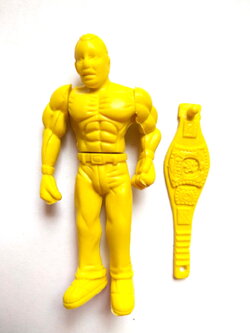 ตุ๊กตุ่นยางนักมวยปล้ำ สีเหลือง ขนาด 2นิ้วครึ่ง แยกเข็มขัดแชมป์ได้ ของเก่าเก็บ