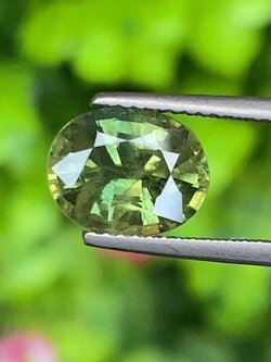 พลอย เขียวส่อง Green Sapphire 3.21 กะรัต (Cts.) พลอยแท้ อัญมณีมงคลประจําวันเกิด เครื่องประดับพลอย