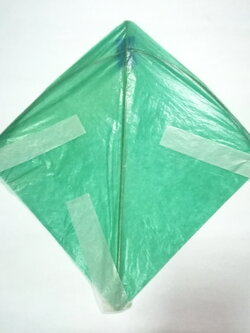 ( ราคาต่อ 3 ตัว คละสี )ว่าวกระดาษโบราณ ขนาดตามภาพ มี 2 สี ขาวและ เขียว **กระดาษพู่ปะไม้สุ่มคละสี