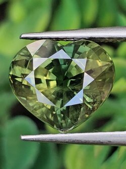 พลอย เขียวส่อง Green Sapphire 5.05 กะรัต (Cts.) พลอยแท้ อัญมณีมงคลประจําวันเกิด เครื่องประดับพลอย