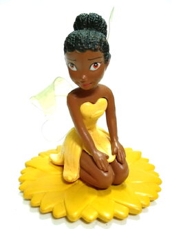 ของสะสมเก่า**มีตำหนิตามภาพ ท็อปเปอร์ตราสแตมป์ ลายทานตะวัน ไอริสเดสซ่า นางฟ้าดอกทานตะวัน Iridessa หนึ่งในบรรดานางฟ้ากลุ่มทิงเกอร์เบลล์ Tingerbell จาก.แฟร์รี่ หรือ เหล่านางฟ้า ของ ดิสนีย์ Disney's Fairies เป็นพลาสติก ปีกใสมีรอยพับ สภาพเก่าเก็บ