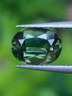 พลอย เขียวส่อง Green Sapphire 1.32 กะรัต (Cts.) ดิบ Unheated พร้อมใบเซอร์ พลอยแท้ อัญมณีมงคลประจําวันเกิด เครื่องประดับพลอย