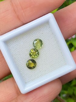 พลอย บุษราคัม yellow sapphire 3 เม็ด 1.95 กะรัต (Cts.) พลอยแท้ อัญมณีมงคลประจําวันเกิด เครื่องประดับพลอย