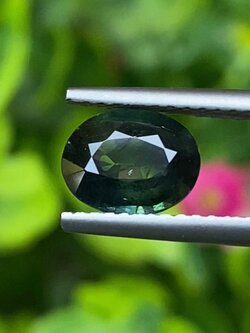 พลอย เขียวส่อง Green Sapphire 1.44 กะรัต (Cts.) ดิบ Unheated พลอยแท้ อัญมณีมงคลประจําวันเกิด เครื่องประดับพลอย