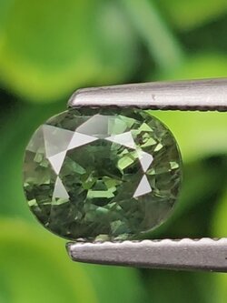 พลอย เขียวส่อง Green Sapphire 1.63 กะรัต (Cts.) พลอยแท้ อัญมณีมงคลประจําวันเกิด เครื่องประดับพลอย