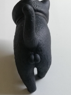 โมเดล "แมวอ้วน Cat Bells 5." " ตัวดำ หูฟ้า เท้าม่วง ขนาดตามภาพ วัสดุ :พลาสติก