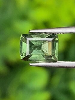 พลอย เขียวส่อง Green Sapphire 0.98 กะรัต (Cts.) พลอยแท้ อัญมณีมงคลประจําวันเกิด เครื่องประดับพลอย