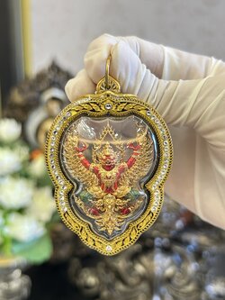 พญาครุฑ พญาเวนไตย เนื้อทองลำอู่ชุบทองลงยา พร้อมเลี่ยมกรอบอคริลิคลายขอบข้าง