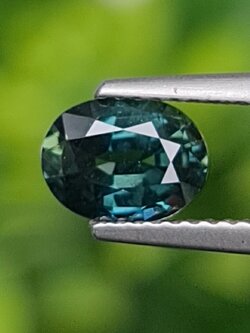 พลอย เขียวส่อง Green Sapphire 1.40 กะรัต (Cts.) พลอยแท้ อัญมณีมงคลประจําวันเกิด เครื่องประดับพลอย