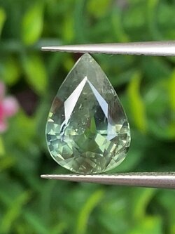 พลอย เขียวส่อง Green Sapphire 3.93 กะรัต (Cts.) ดิบ (Unheated) พลอยแท้ อัญมณีมงคลประจําวันเกิด เครื่องประดับพลอย