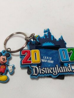 พวงกุญแจ พลาสติกโฟมนุ่น ดิสนีย์แลนด์ 2002 มือสองเก่าเก็บตามสภาพ มีรอยบ้าง ขนาดตามรูป มิกกี้เม้าส์