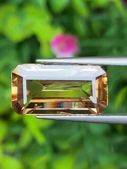 พลอย เพทาย Natural Zircon 8.86 กะรัต (Cts.) พลอยแท้อัญมณีมงคล ประจําวันเกิด เครื่องประดับพลอย