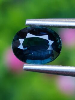 พลอย เขียวส่อง Green Sapphire 1.12 กะรัต (Cts.) ดิบ Unheated พลอยแท้ อัญมณีมงคลประจําวันเกิด เครื่องประดับพลอย