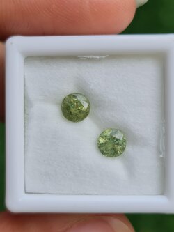 พลอย ดีแมนทรอยด์ การ์เน็ต Demantoid Garnet 1.14 Cts. 2 เม็ด (Pcs.) ดิบ Unheated พลอยแท้ อัญมณีมงคลประจําวันเกิด เครื่องประดับพลอย