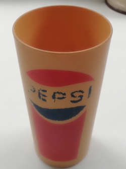 ของเก่าสะสม แก้วน้ำพลาสติก ของสะสมจากPepsi เส้นผ่าศูนย์กลางปากแก้วประมาณ 3" ก้นแก้วประมาณ 2" แก้วสูง 5.7" **มีตำหนิ ตามภาพ