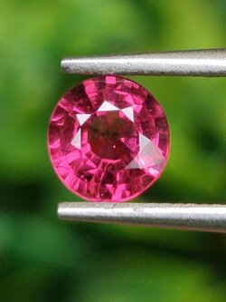 พลอย โรโดไลต์ กาเน็ท Rhodolite Garnet 0.82 กะรัต Cts.พลอยแท้ อัญมณีมงคลประจําวันเกิด เครื่องประดับพลอย