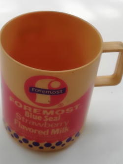 ของเก่าสะสม แก้วน้ำพลาสติกขนาดเล็กมีหู ของสะสมจากForemost,Foremost Blue Seal,Strawberry Flavoured Milk เส้นผ่าศูนย์กลาง 3",สูง 3.4" **ของเก่ามีตำหนิ โปรดตรวจสอบทุกภาพ