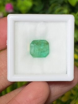 พลอย มรกต Natural Emerald แซมเบีย 2.35 กะรัต (Cts.) พลอยแท้ อัญมณีมงคลประจําวันเกิด เครื่องประดับพลอย