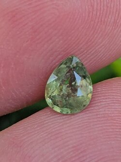 พลอย ดีแมนทรอยด์ การ์เน็ต Demantoid Garnet 0.86 Cts. ดิบ Unheated พลอยแท้ อัญมณีมงคลประจําวันเกิด เครื่องประดับพลอย