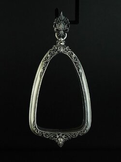 (แบบที่23.1) กรอบเนื้อทองเทวฤทธิ์ชุบเงินซาติน สำหรับองค์พระขนาด ความสูง 3.8 เซนติเมตร ความกว้าง 2.4 เซนติเมตร