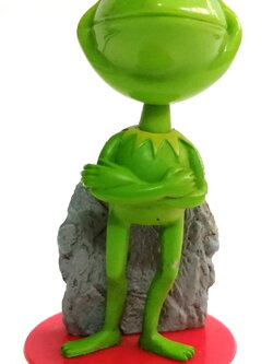 ของสะสม ท๊อปเปอร์กบเคอร์มิท Kermit the Frog จากหุ่นมหาสนุก ( the muppets show) ตัวนี้เป็นรุ่นใหม่ ของดีสนีย์ Disney ขนาดสูง10 ซม. รวมฐานท๊อปเปอร์ เก่าเก็บสะสม