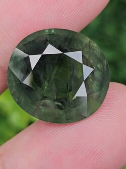 พลอย เขียวส่อง Green Sapphire 29.36 กะรัต (Cts.) พร้อมใบเซอร์ พลอยแท้ อัญมณีมงคลประจําวันเกิด เครื่องประดับพลอย