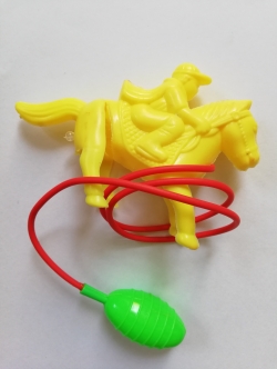 ของเล่นพลาสติกรุ่นเก่า จ๊อกกี้ขี่ม้าสีเหลือง พร้อมสายบีบเพื่ออัดลมเข้าให้ขาหลังถีบออก