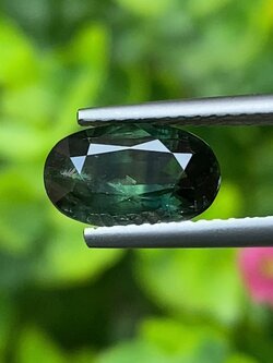 พลอย เขียวส่อง Green Sapphire 2.16 กะรัต (Cts.) ดิบ Unheated พลอยแท้ อัญมณีมงคลประจําวันเกิด เครื่องประดับพลอย