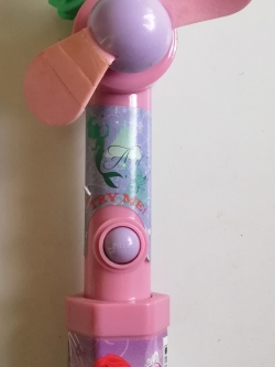 ของสะสมเจ้าหญิงดิสนีย์ พัดลมขนาดเล็กเด็กเล่น ตัวเจ้าหญิงแอเรียล จาก the little mermaid เจ้าหญิงแอเรียล รุ่นมีขาและนุ่งกระโปรงแล้ว สภาพเก่าเก็บ พัดลมเก่าไม่ได้ใช้งานนานแล้วไม่เคยเปลี่ยนถ่าน(กลัวสลากฉีกขาด มีถลอกบ้างเล็กน้อย) ขายตามสภาพ