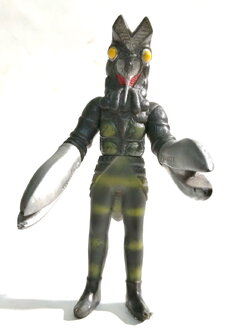 ซอฟ4.5นิ้ว มนุษย์ดาวบัลตั้น ตัวนี้ปรากฏตัวหลายครั้งในอุลตร้าแมนคนแรก ตัวนี้เป็นตัวทำสีพิเศษแตกต่างไปจากตัวก่อนๆ ที่สีออกฟ้าเขียว ตัวนี้เป็นซอฟขนาดเล็ก สูง12ซม.ของ Bandai ปี2005 รายละเอียดครบสมบูรณ์สวยงาม สภาพสะสมเก่าเก็บ ขายตามสภาพ