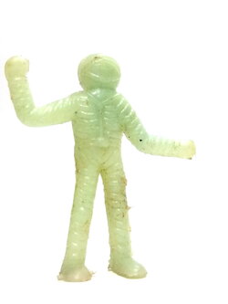 ตุ๊กตุ่น แอนท์ มนุษย์อวกาศ รุ่นแถมจากถุงถั่วรุ่นเก่า ราวปี 2518 สูงราว 2 นิ้ว สภาพดี สีเขียวอ่อน ไม่หักไม่กาว