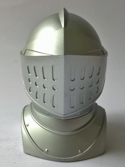 กล่องใส่ของทรงหัวอัศวิน ขนาดตามภาพ วัสดุเป็นพลาสติกสีเงิน