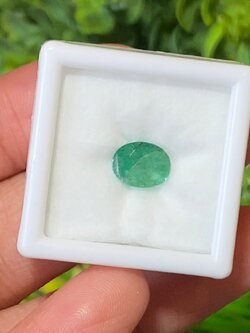 พลอย มรกต Natural Emerald แซมเบีย 1.26 กะรัต (Cts.) พลอยแท้ อัญมณีมงคลประจําวันเกิด เครื่องประดับพลอย