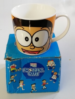 แก้วน้ำเซรามิก ลายโนบิตะ ชุด โดราเอม่อน ฟุตบอลคลับ โดเรม่อน ของสะสมแลกซื้อจากเทสโก้โลตัส **กล่องมีตำหนิ โปรดตรวจสอบทุกภาพ