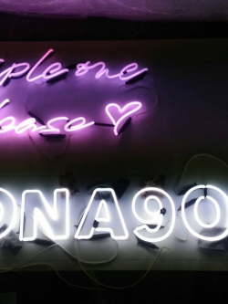ป้ายไฟนีออนดัด NONA 9 ON