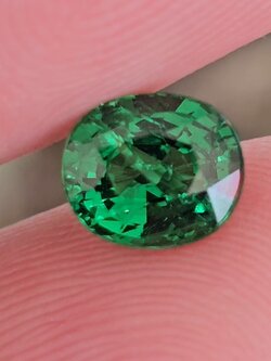 พลอย ซาโวไรท์ Tsavorite Garnet 1.28 กะรัต (Cts.) ดิบ Unheated พร้อมใบเซอร์ อัญมณีมงคลประจําวันเกิด เครื่องประดับพลอย