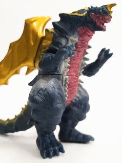 ซอฟ 4 -4.5 นิ้ว สัตว์ประหลาดคิงส์ออฟมอนส์ จากอุลตร้าแมนไกอา มือสองสภาพดี มีรอยบ้าง