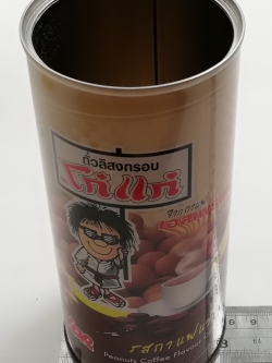 ของสะสม กล่องสังกะสี (กล่องโลหะ)กระป๋องโก๋แก่รสกาแฟแท้ ไม่มีฝา กระป๋องสีกาแฟเข้มด้านล่างและอ่อนด้านบน ทรงกระบอก เส้นผ่าศุนย์กลางประมาณ 3" สูงประมาณ 7" ผลิตเมื่อ 09.12.08